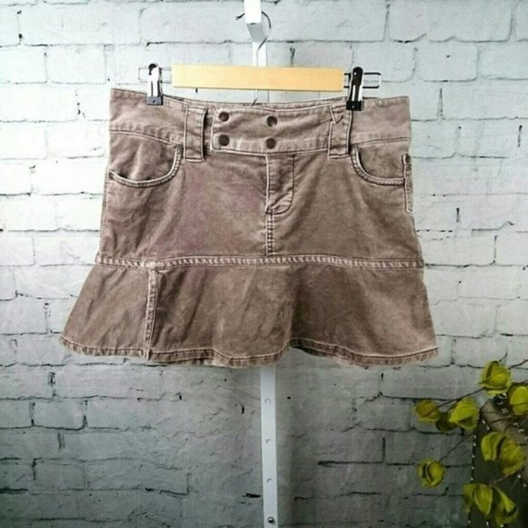 Tommy Hilfiger Dresses & Skirts - Tommy Hilfiger Velour Mini Skirt With Slit Tan Size 9